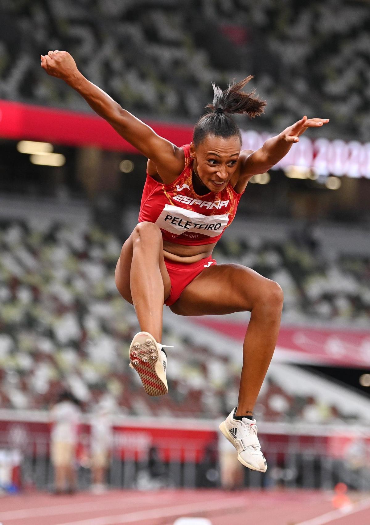 Ana Peleteiro se cuelga la medalla de bronce en triple salto