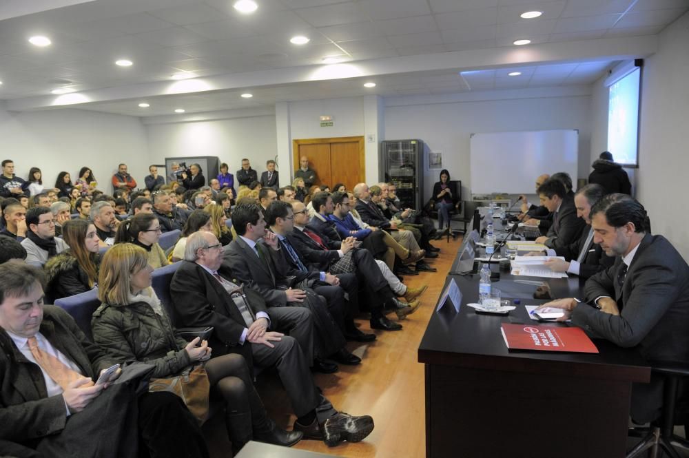 Estudiantes y miembros de la PAH revientan un acto en la Universidad