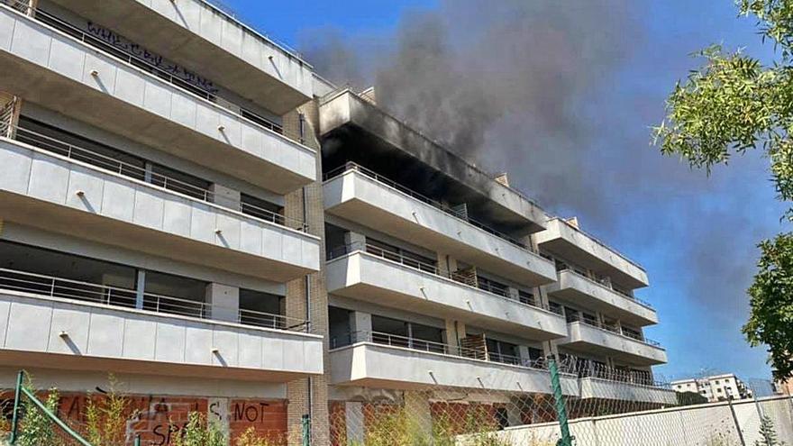 La columna de fum ocasionada per l&#039;incendi.