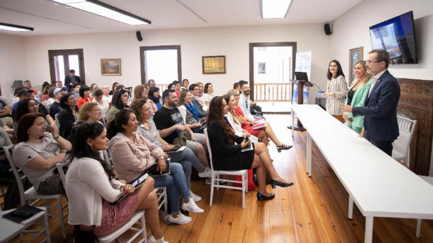 El presidente del Cabildo Marcial Morales y Marta Callejo dan la bienvenida a los vendedores de Globalia, ayer.