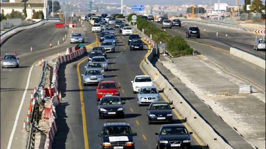 Comitiva con carteles y bocinas. Los coches de los manifestantes recorrieron los tramos en obras de la CV-35 en fila y a velocidad lenta.