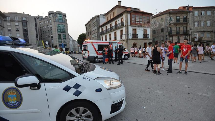 La Policía Local, la Policía Nacional y técnicos de Cruz Roja durante una intervención el pasado sábado en la Praza de España.