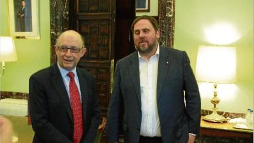 Cristóbal Montoro i el vicepresident Econòmic, Oriol Junqueras, abans de la reunió d&#039;ahir a Madrid.