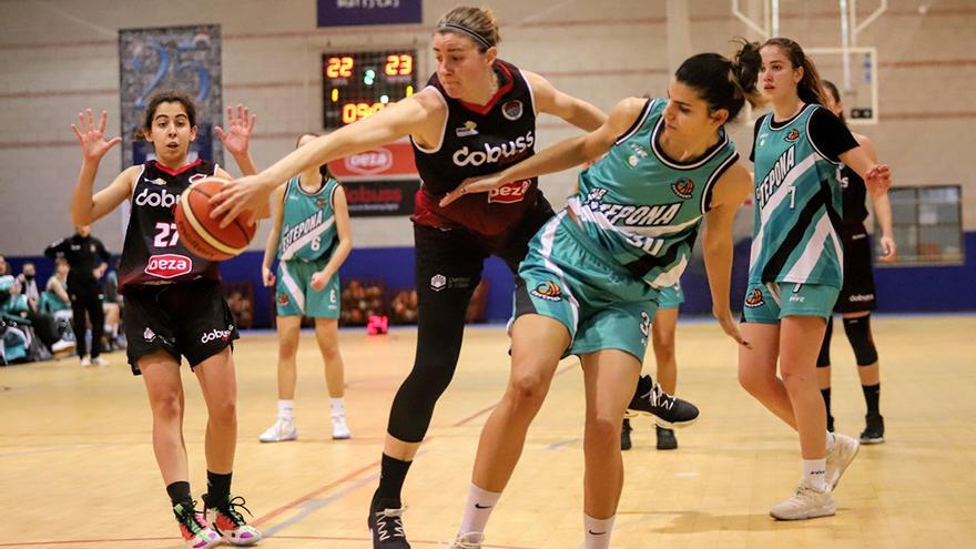 Marta Martínez, en un partido de la pasada campaña en Maristas ante el Estepona.