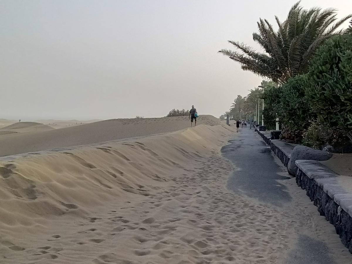 La arena de las dunas invaden la avenida de Playa el Inglés, en San Bartolomé de Tirajana.