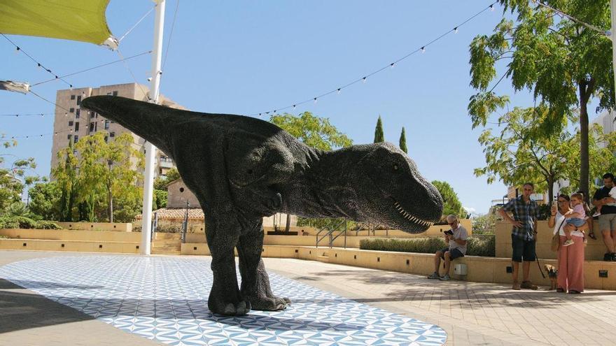 Porto Pi convierte la vuelta al cole en una aventura jurásica con dinosaurios hiperrealistas