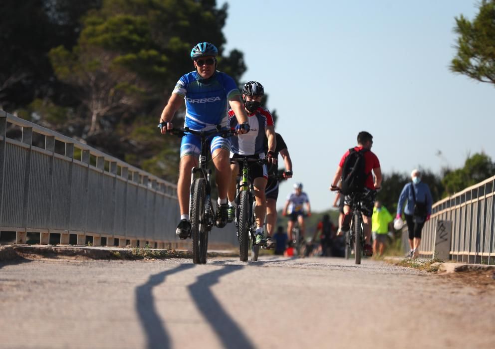 ciclistas rodando por la carretera de El Saler