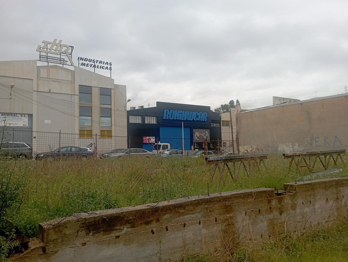 Otra vista del solar de calle Potosí, en La Pelusa, donde irá la gasolinera de bajo coste.