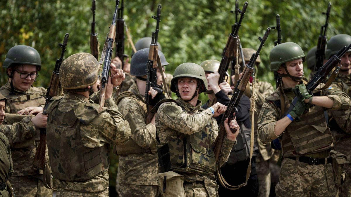 Reclutas militares ucranianos se entrenan en un polígono de la región de Kiev.