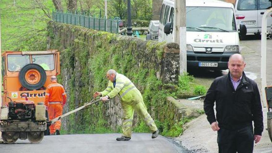 El alcalde de Peñamellera Baja, José Manuel Fernández, ayer, en Abándames, durante el inicio de las obras.