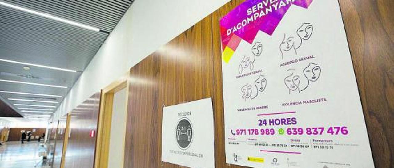 Carteles en el edificio de los juzgados, junto a la Oficina de Atención a las Víctimas. | VICENT MARÍ