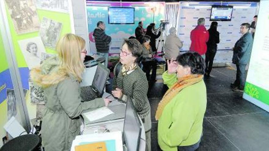 Dos vecinas se informan en el interior de la carpa «Asturias, universo digital», instalada en Ujo.