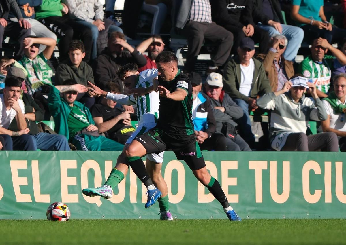 Carracedo supera a un rival del Atlético Sanluqueño durante el encuentro del Córdoba CF en El Palmar, este miércoles.