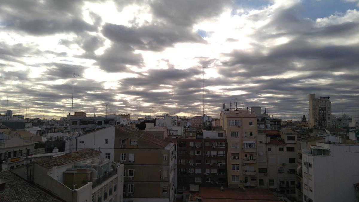 Cielo nuboso en València.