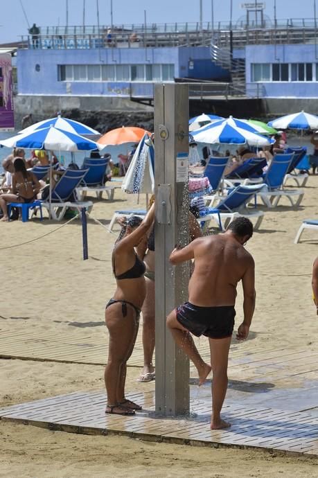 08-09-2020 LAS PALMAS DE GRAN CANARIA. Ambiente en la playa de Las Canteras por el festivo. Fotógrafo: ANDRES CRUZ  | 08/09/2020 | Fotógrafo: Andrés Cruz