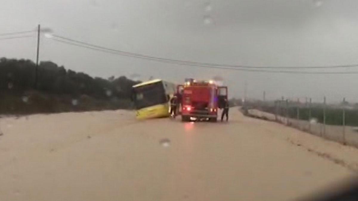  Rescatados 70 niños de un autobús escolar atrapado por las lluvias en Cartagena.