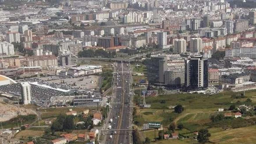 Avenida de Alfonso Molina, con el acceso de la AP-9 a la derecha. / f. m.