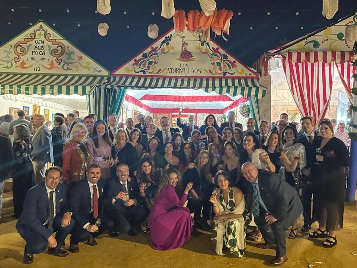 Foto de familia de los socios de la caseta de 'Los Atornillaos' durante una Feria de Sevilla.
