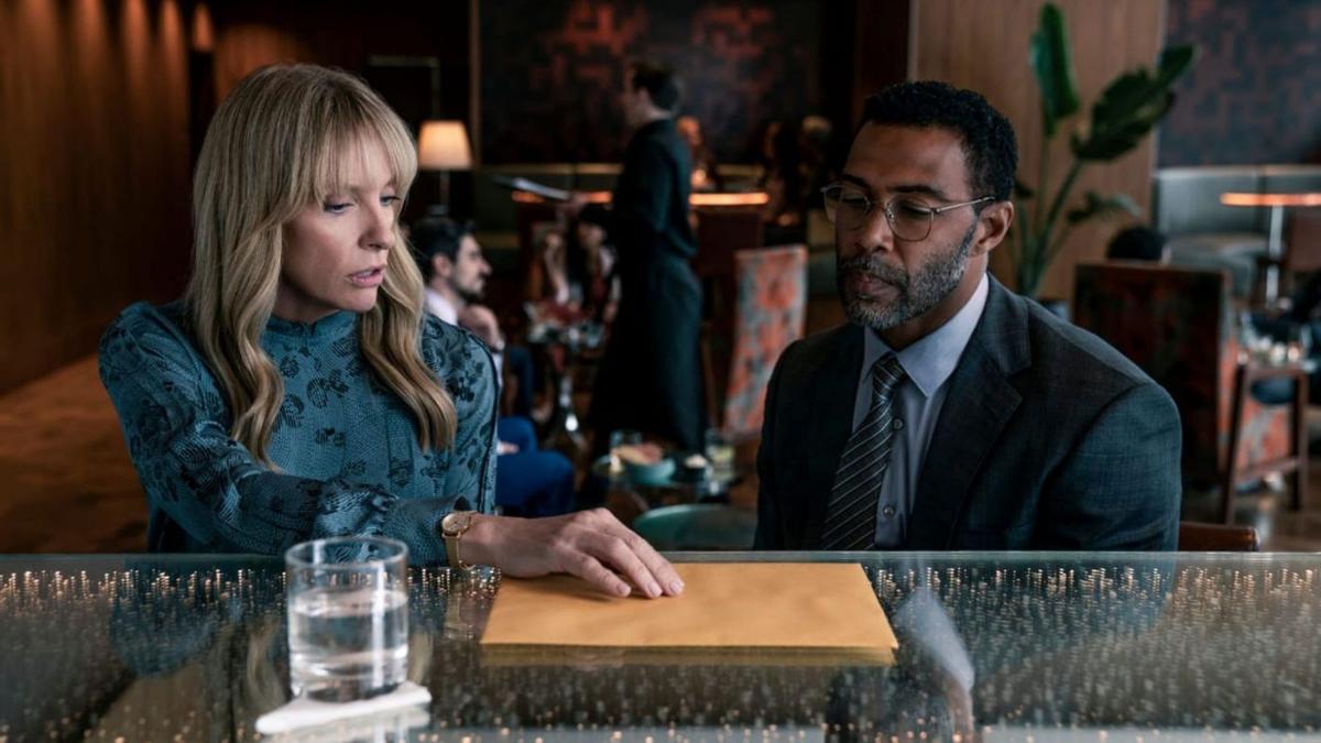 Toni Collette i Omari Hardwick en una escena de la sèrie, que té vuit episodis | MARK ROGERS/NETFLIX