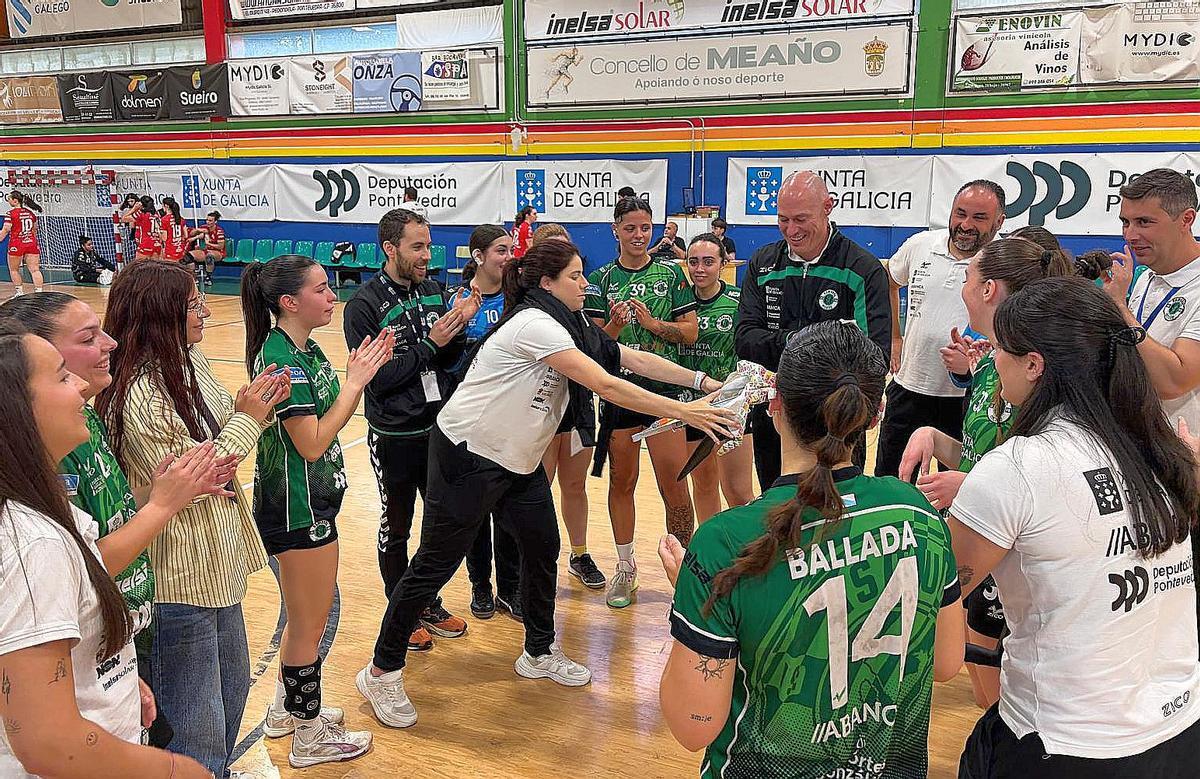 El técnico recibió el cariño de jugadoras, club y afición en su último partido en el banquillo meañés.