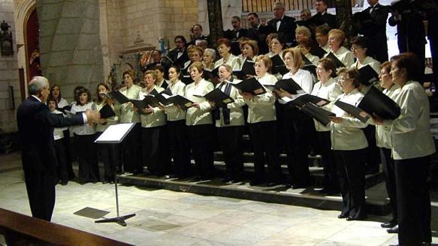 La Coral Ambrosio Cotes en la Iglesia de Santiago