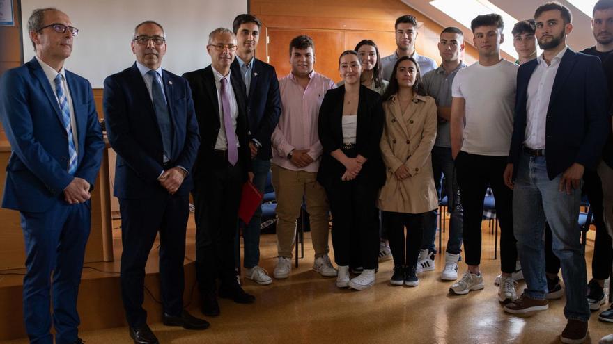 Foto de familia de los responsables de la Universidad de Salamanca y los alumnos del programa Fórmula Student. |