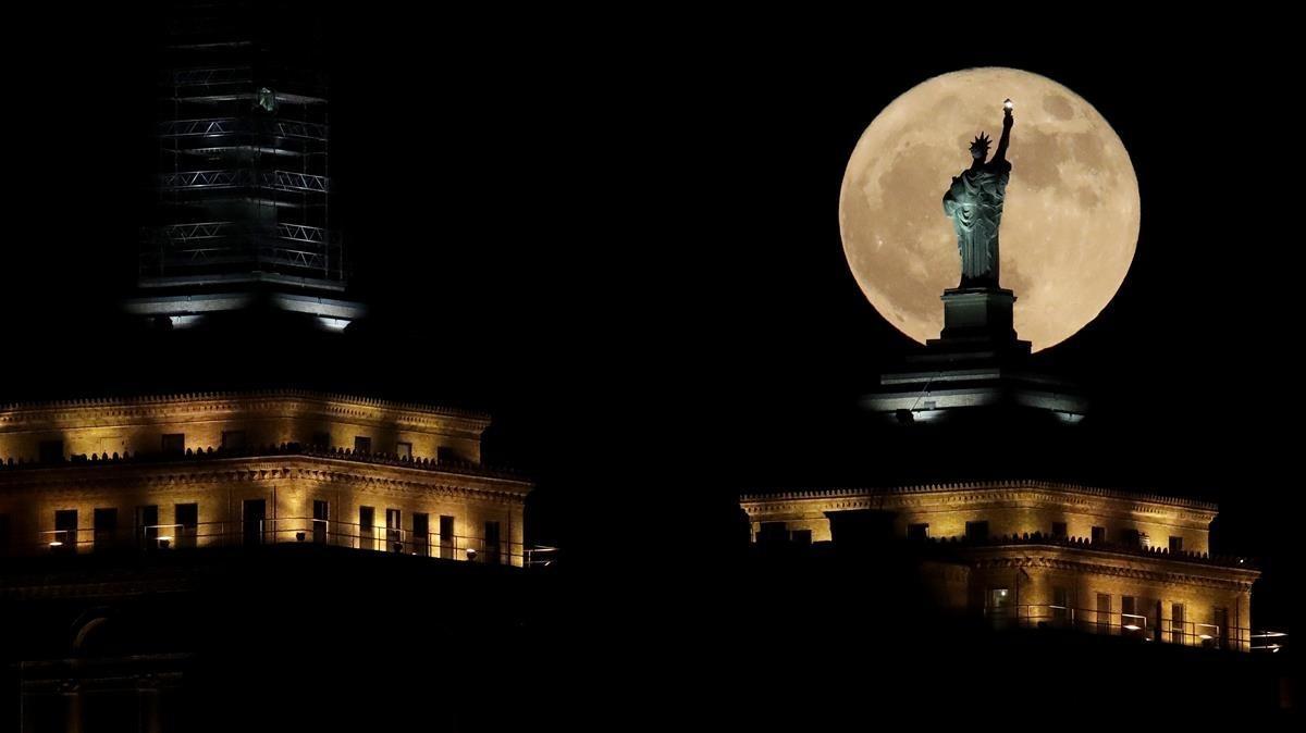 zentauroepp41182028 a supermoon rises in front of a replica of the statue of lib171204084004