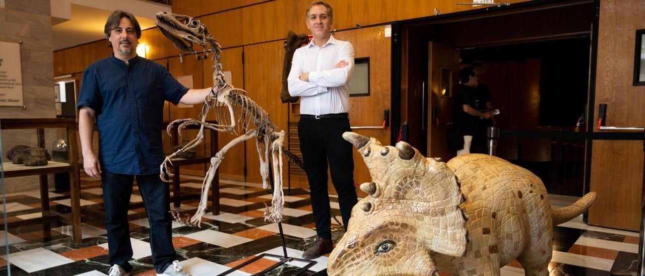 Andrés Santos y Octavio López con los dos dinosaurios que dan la bienvenida a los asistentes al simposio de naturaleza de Vila-real