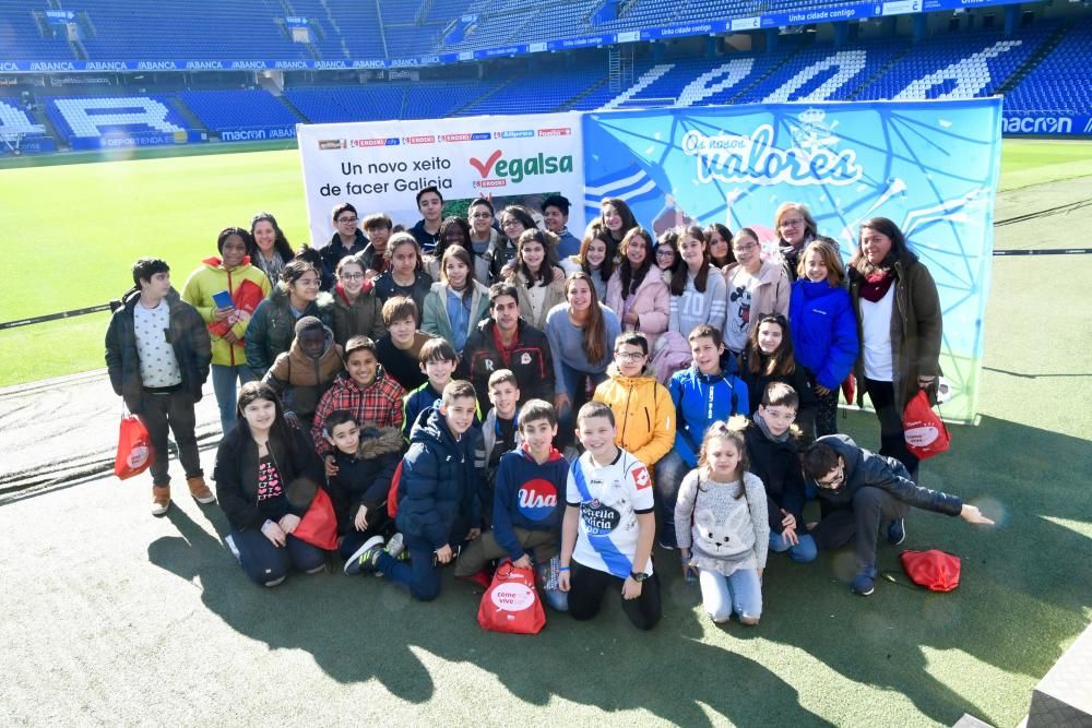 Las jugadoras del Deportivo Abanca Silvia y Maya y el jugador del Genuine, Víctor, han charlado con los escolares.