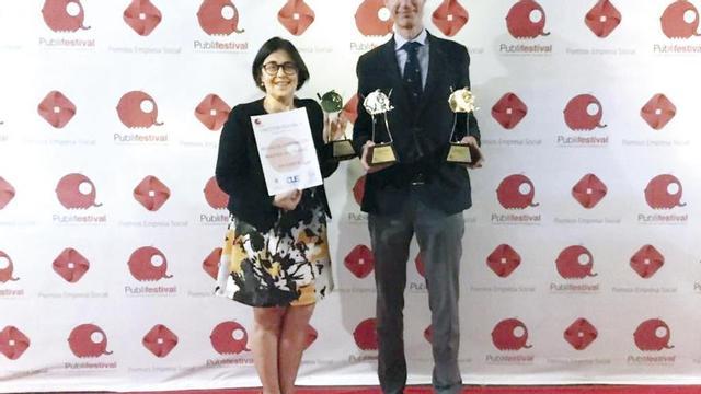 El presidente de Knowcosters, con los tres premios. // FdV