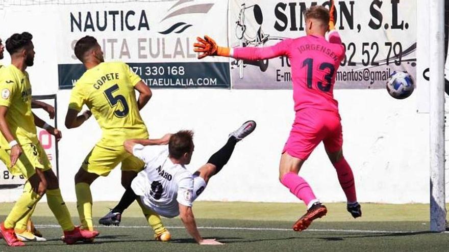 Imagen que capta el instante en el que el peñista Nacho bate al meta del Villarreal B en el duelo de la primera vuelta liguera (1-0).