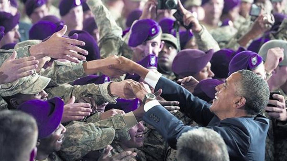 Obama recibe un saludo efusivo de los soldados tras su discurso en la base militar de Fort Bragg, ayer.