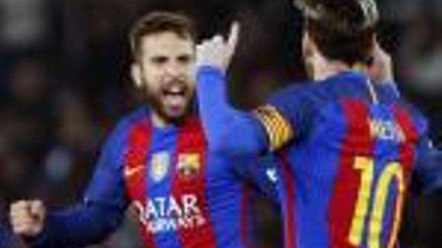 Jordi Alba celebra amb Messi l&#039;1-1 a Anoeta.