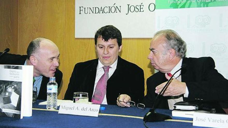 De izquierda a derecha, Carlos Oppé, Miguel Ángel del Arco y José Varela, ayer, en Madrid.