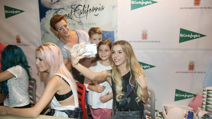 Firma de discos del grupo Sweet California