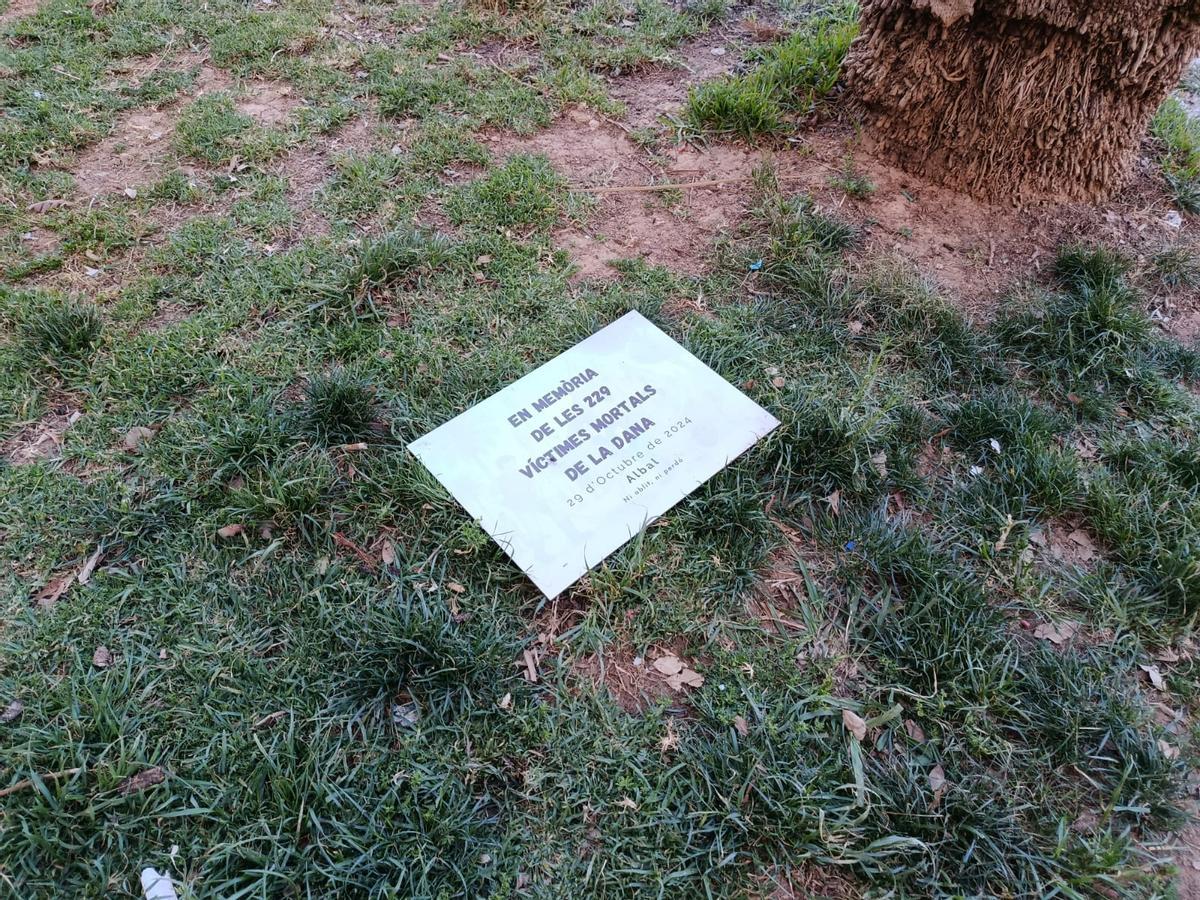 Placa arrancada y tirada en el suelo del parque de Albal.