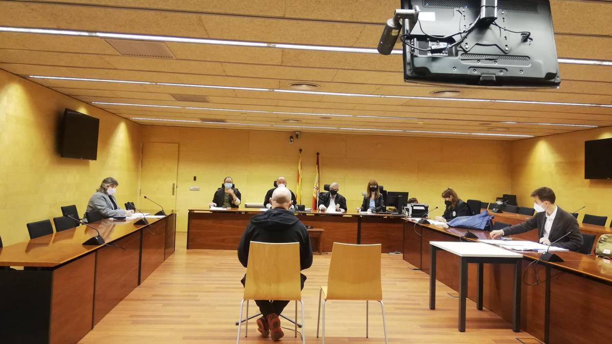 L&#039;acusat, d&#039;esquenes, durant el judici al Palau de Justícia de Girona