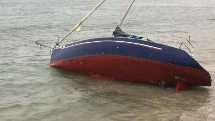 Un velero en la orilla en Raxó por el temporal.// G. S.