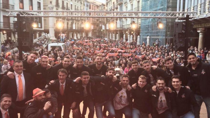 El Club Voleibol Teruel celebra el triplete con su afición