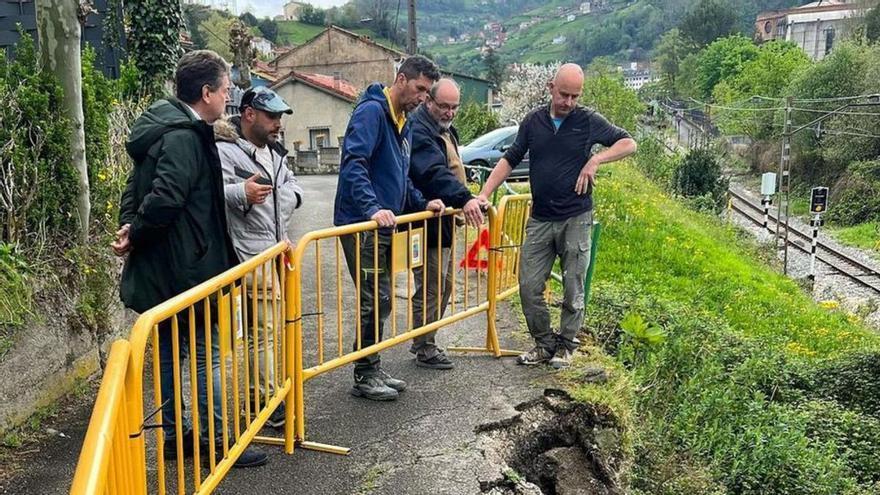 Ardines y García, primero y segundo por la izquierda, en el argayu. | LNE