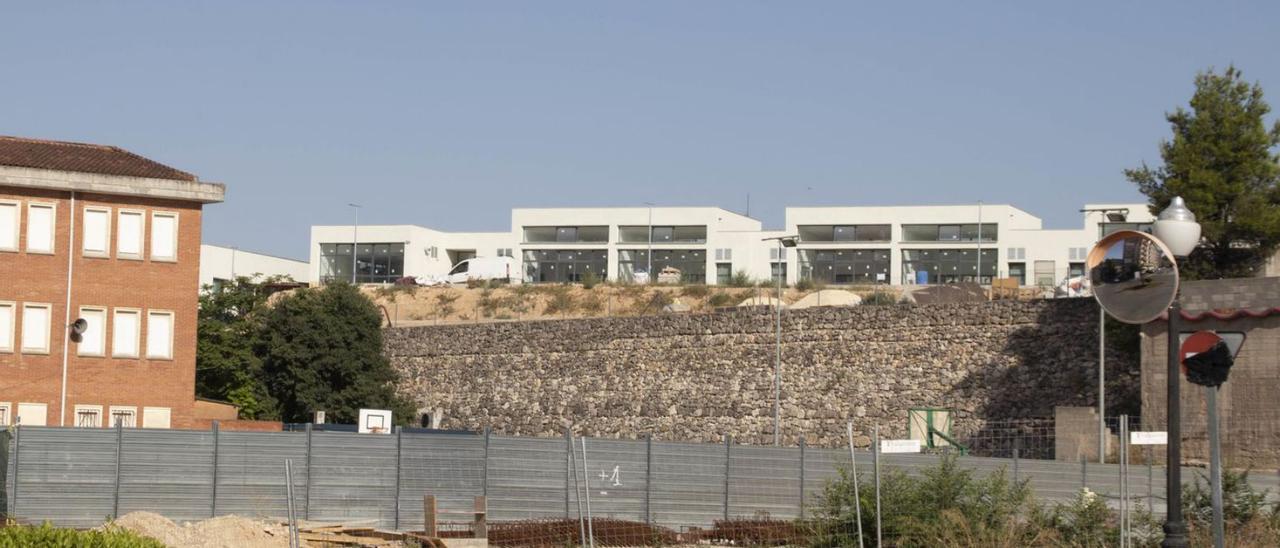 Las nuevas aulas de infantil junto al edificio de primaria que serán rehabilitado, ayer. | MARIOLA SÁNCHEZ