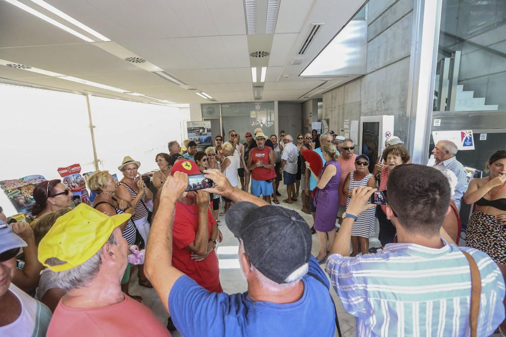 Protesta vecinos de La Mata para exigir mejoras.