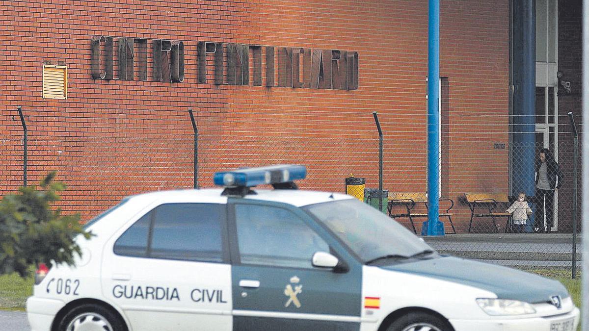 Un coche de la Guardia Civil ante el Centro Penitenciario de Teixeiro