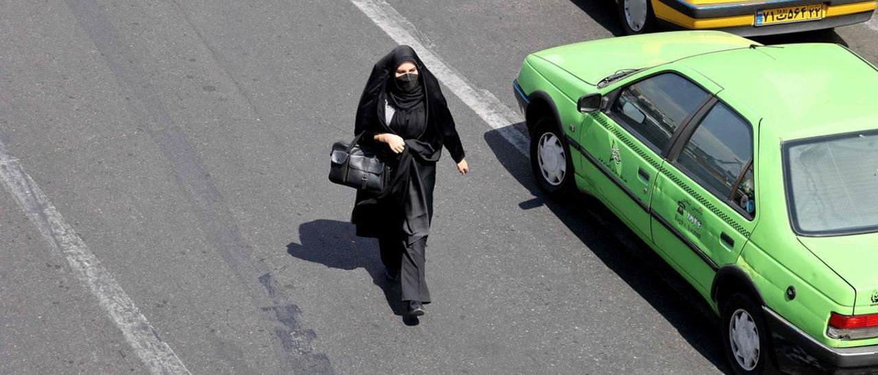 Una mujer camina por una calle de Teherán, este 21 de septiembre.