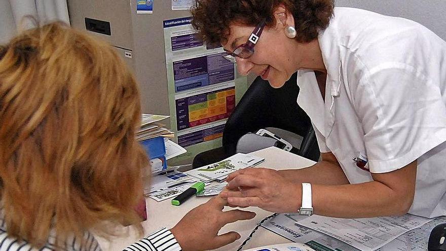 Una paciente acude a regular el Sintrom al ambulatorio.