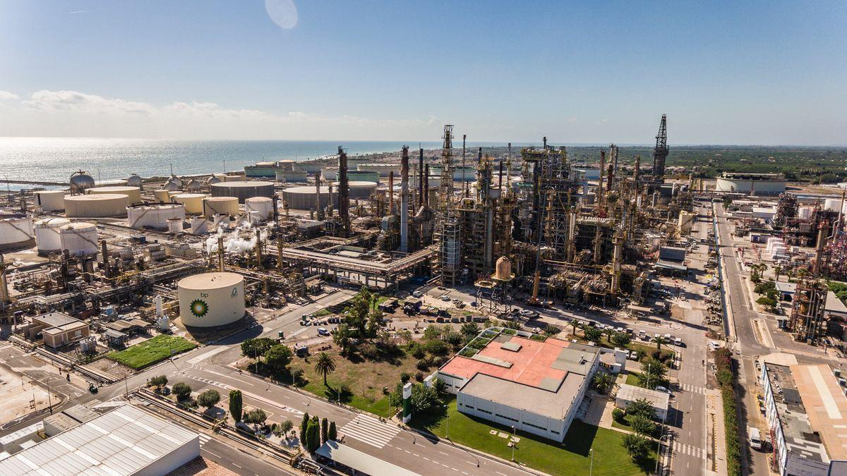 Imagen aérea de la refinería BP en el Grao de Castellón.