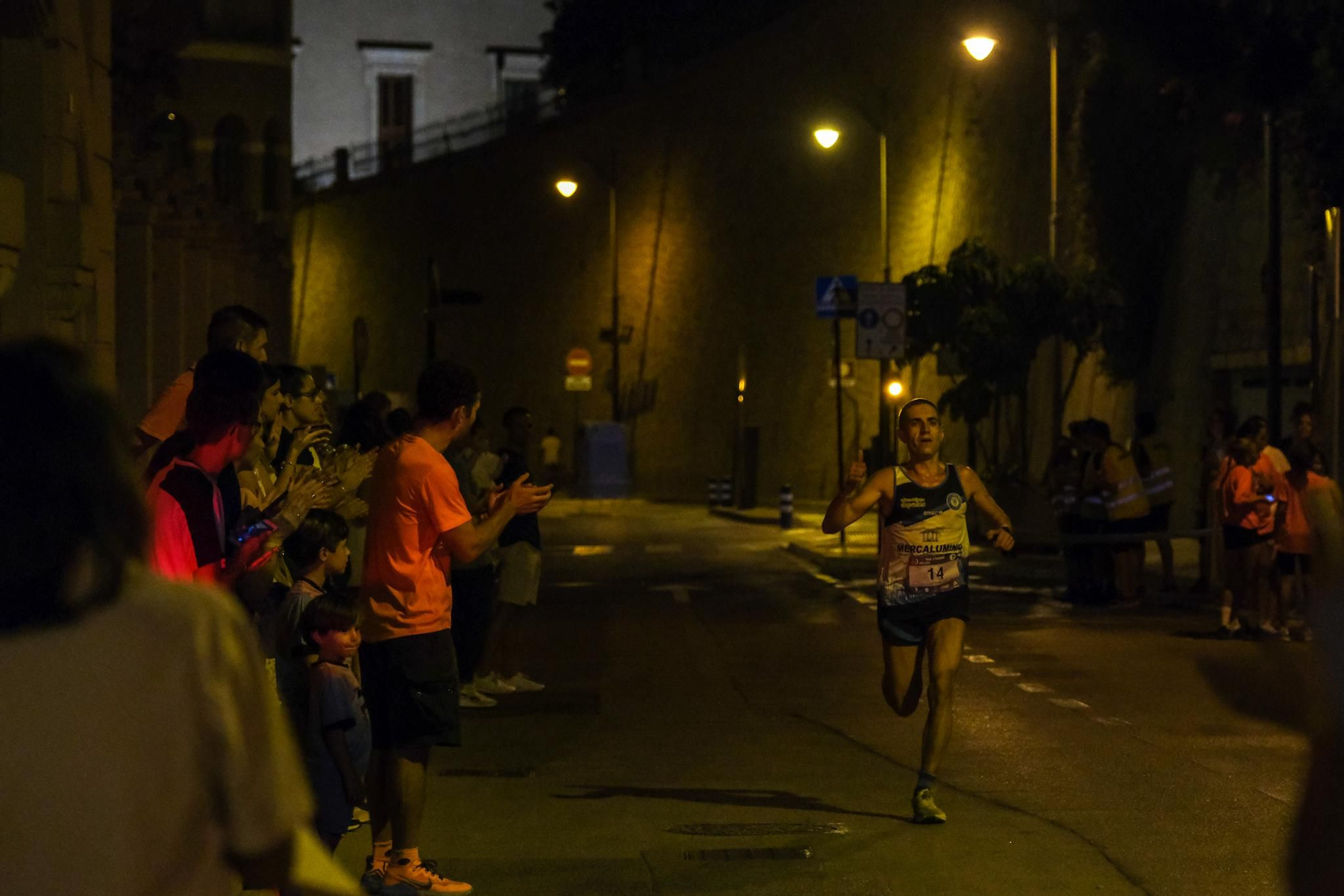 La carrera nocturna Mlk Trail & Tahermo llena de corredores el entorno de Gibralfaro