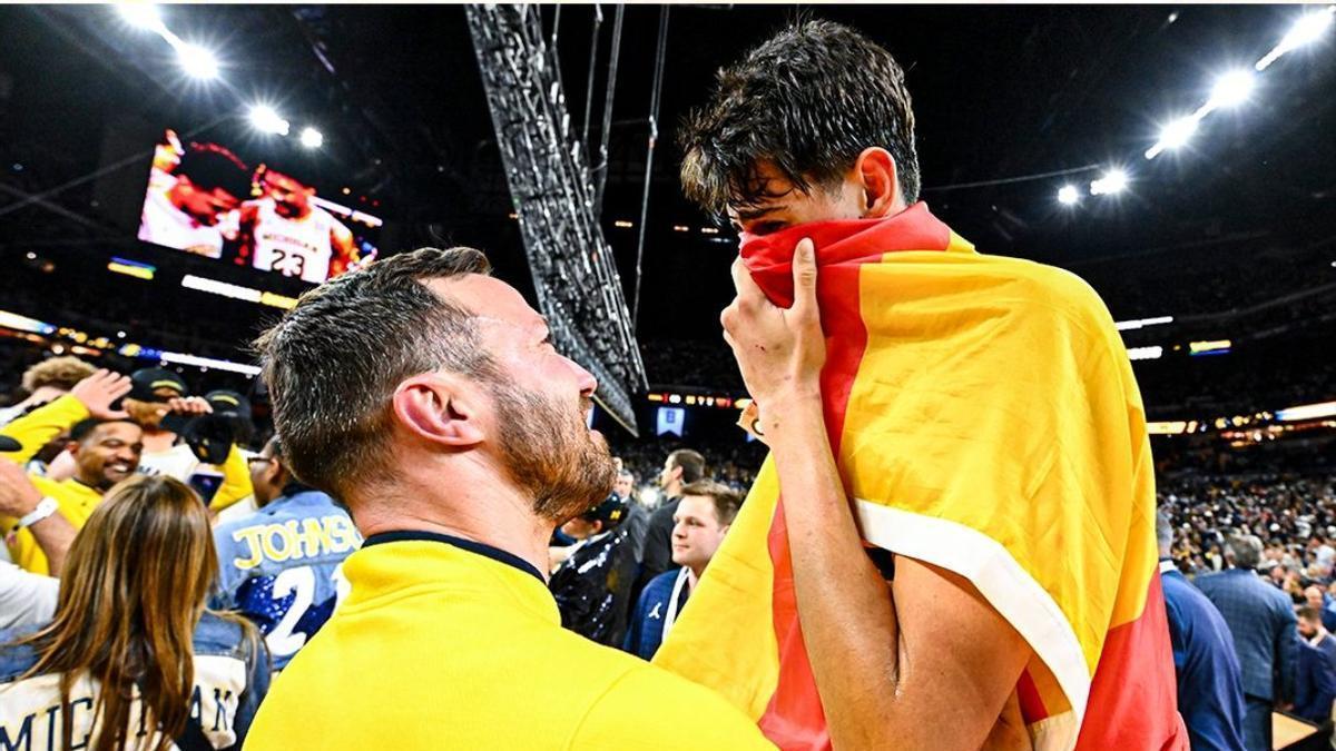 Aday Mara, emocionado, se seca las lágrimas con una bandera de España tras ganar la NCAA.