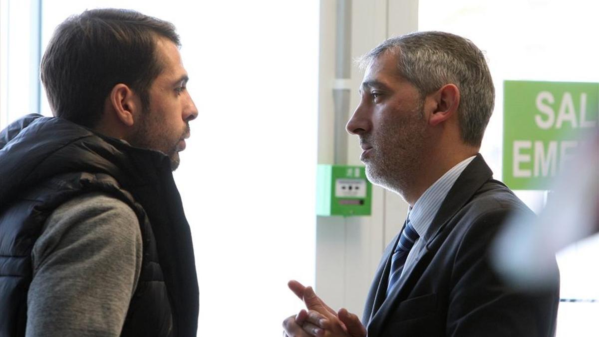 Ramon Robert charla con Víctor Sánchez ayer, durante la visita del Espanyol al hospital de Can Ruti