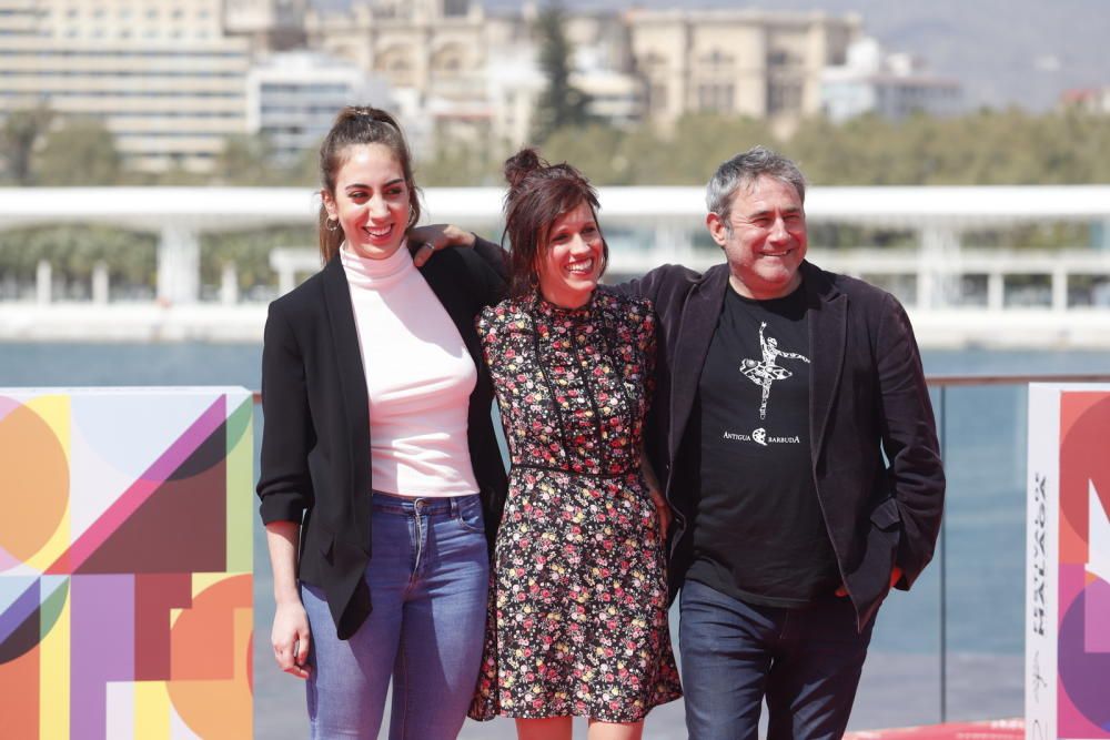 Elena Andrade, Neus Ballús y Sergi López posan en el photocall del Muelle Uno.